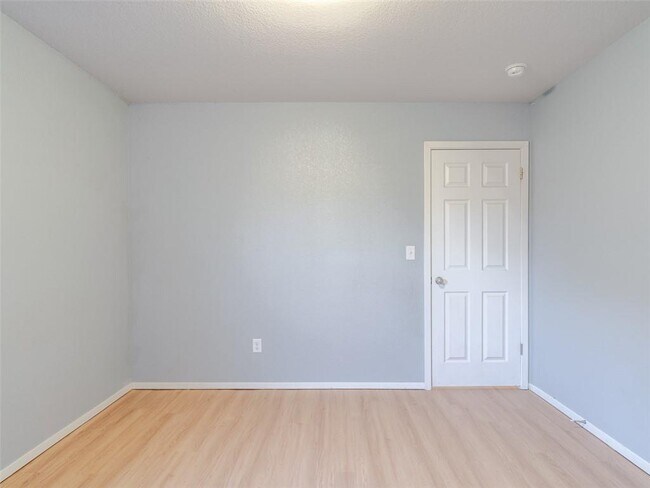 Building Photo - 904 SW Green World St