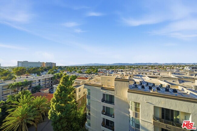 Building Photo - 13700 Marina Pointe Dr