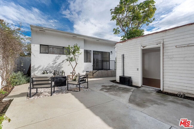 Building Photo - 927 N Edinburgh Ave