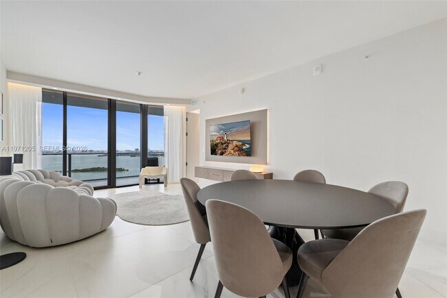 Building Photo - 700 NE 24th St