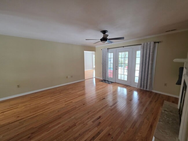 Building Photo - Beautiful 3 bedroom, 2 bath house with one car garage, located on Cummins Creek