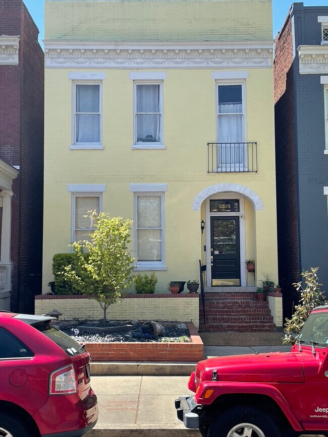 Front of building - 2515 W Grace St