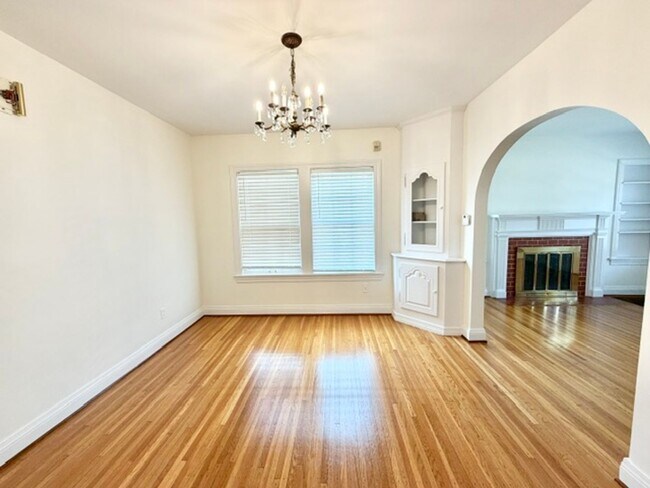 Building Photo - 2414 Brighton Dr