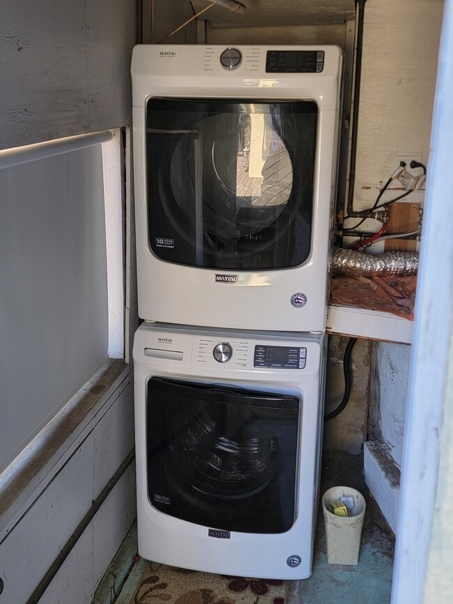 Laundry on site - 7004 Loyal Trl