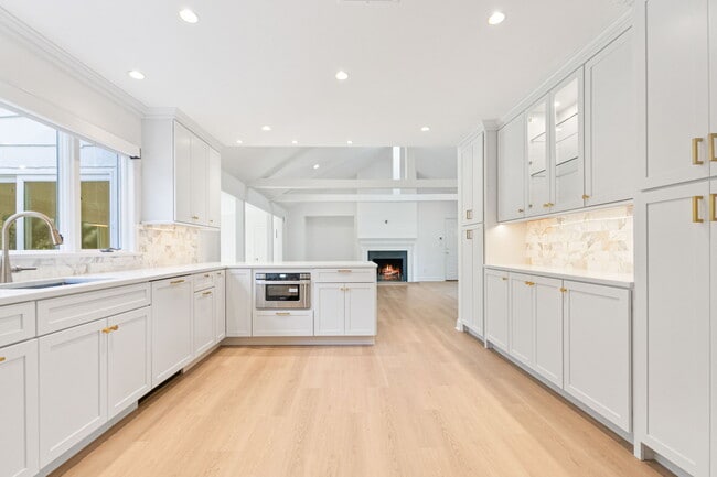 Building Photo - 18 Echo Ln