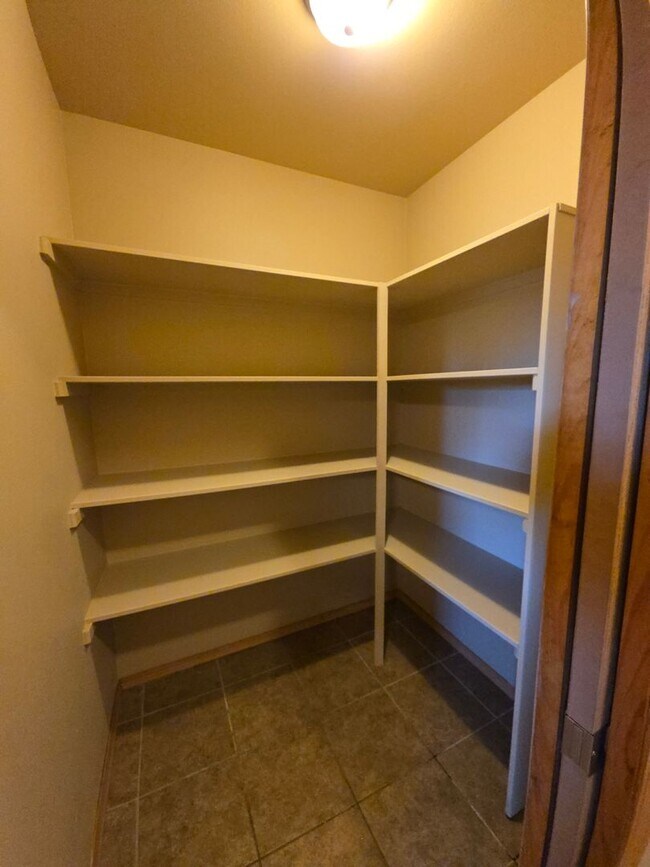 Building Photo - 619 Resimont Dr