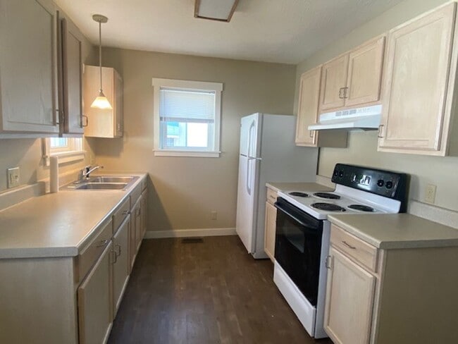 Building Photo - Adorable 2 Bedroom Early July!