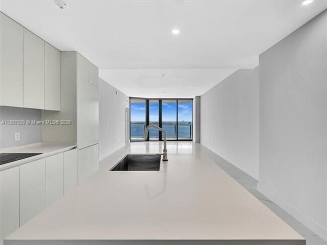 Building Photo - 700 NE 24th St