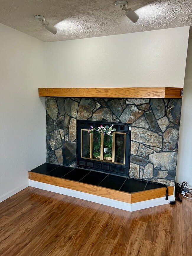 Building Photo - High speed internet included - 3 bedroom townhouse