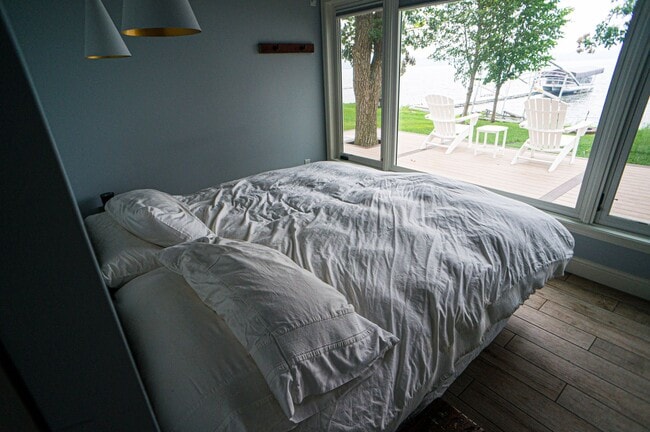 Building Photo - FULLY FURNISHED LAKE HOME