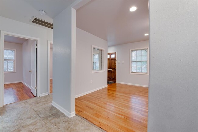 Building Photo - 4310 E Toliver St