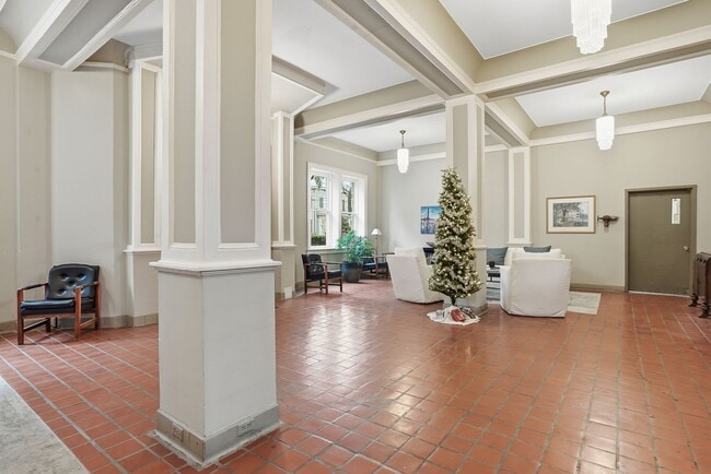 Building Photo - Studio off of Forsyth Park in Historic Downtown Savannah!