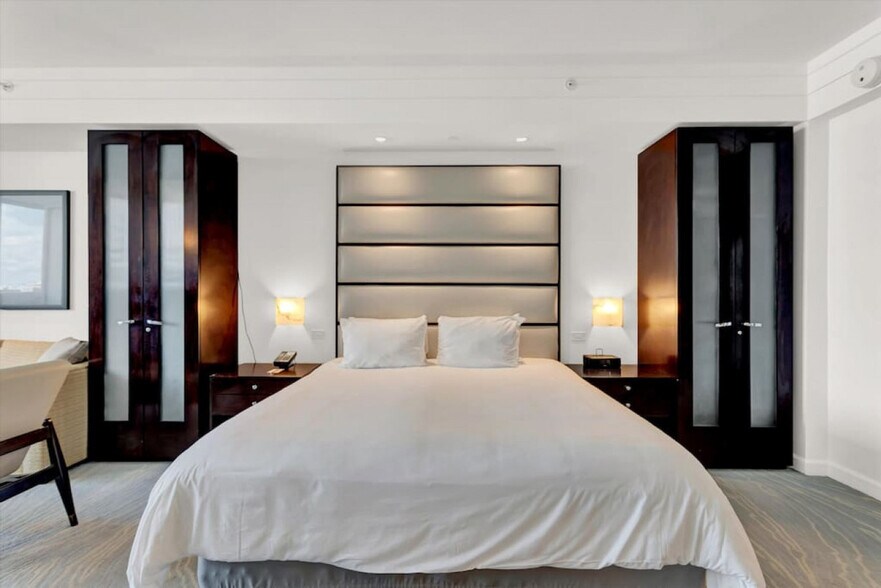 Building Photo - 4391 Collins Ave
