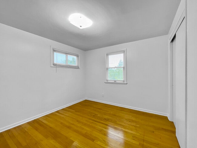 Building Photo - Charming and Spacious 4-Bedroom, 2-Bathroo...