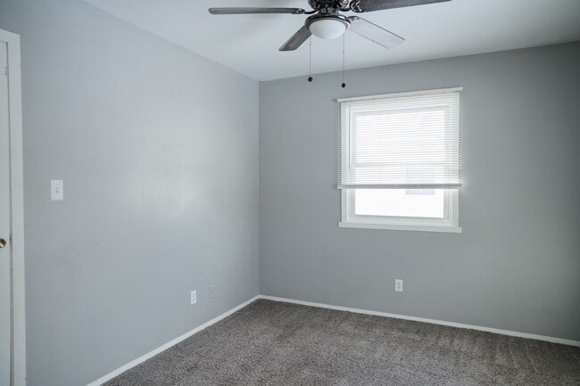 Building Photo - 2 bed 1 bath Duplex in Portage