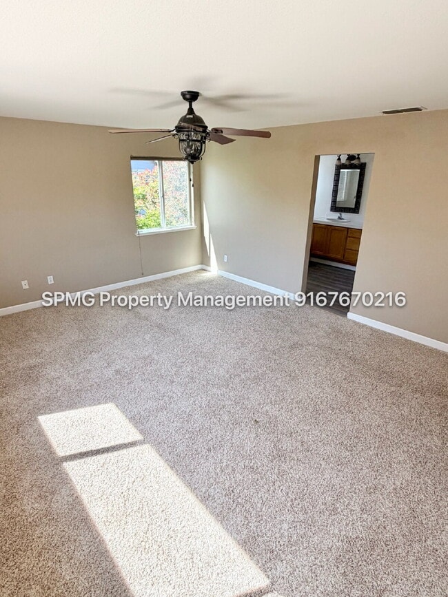 Building Photo - Beautiful 4 Bed / 3 Bath Home in Prime Roseville Location – Across from Park!