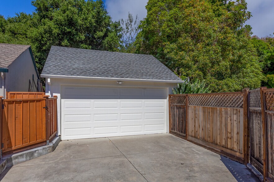 Detached garage - 940 Sequoia Ave