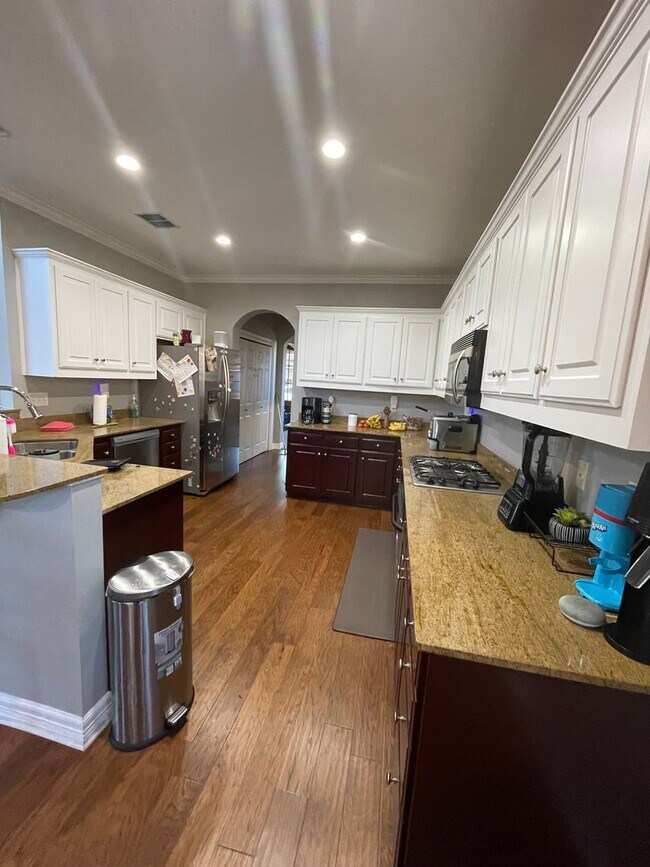 Building Photo - Gorgeous 5 Bedroom Home in The Haven!