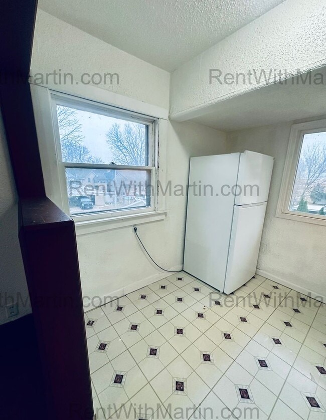 Building Photo - 820 W 2nd St