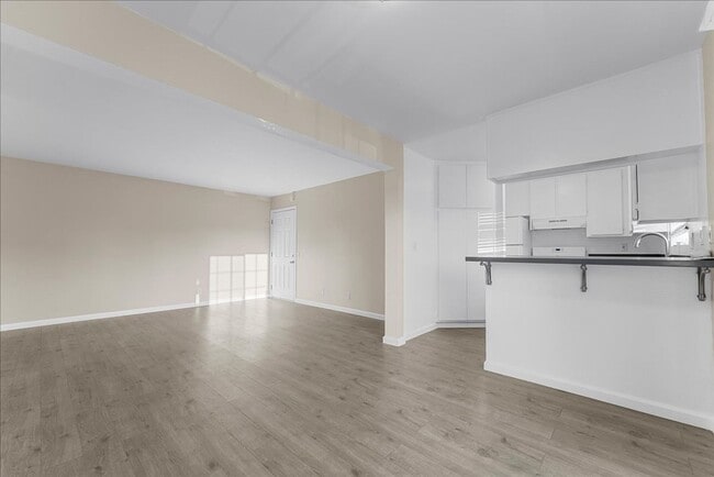 Building Photo - 350 Tile Ave