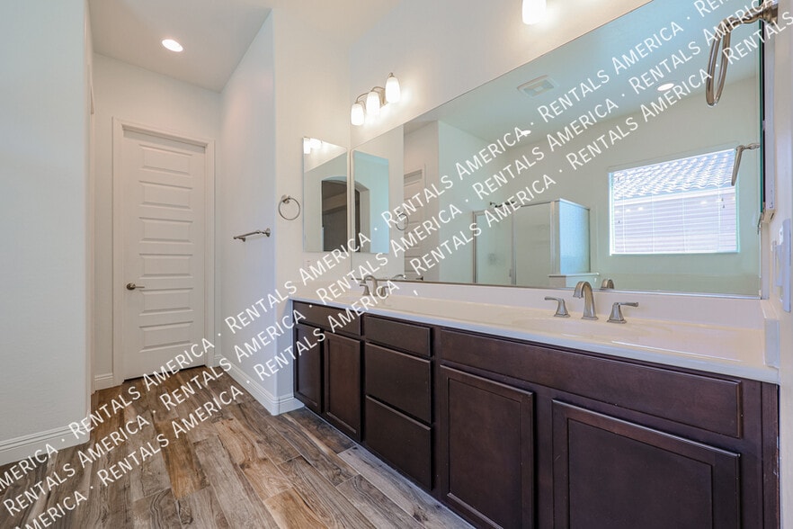 Building Photo - 4121 E Yellowstone Pl