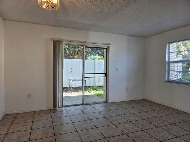 Building Photo - NEW PRICE / Summer Lakes-N Tamiami Trail