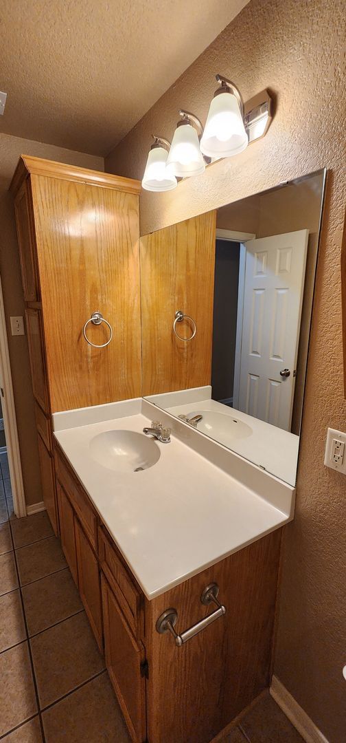 Building Photo - 3 Bedroom / 2 Bath Duplex – Text 201-231-7228 or Call 254-634-7698 for more info