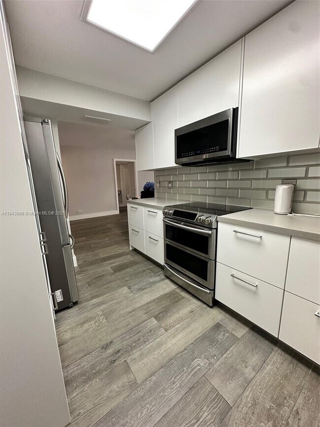 Building Photo - 6039 Collins Ave