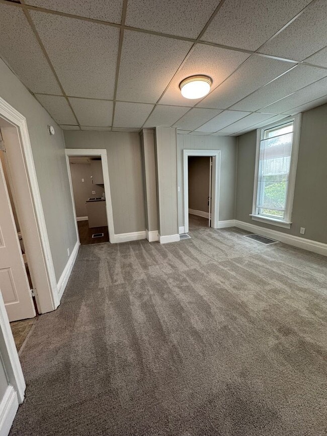 Building Photo - Spacious Four Bedroom House Close to Downt...