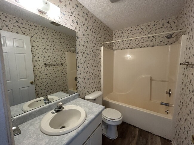 Building Photo - Apartment For Rent