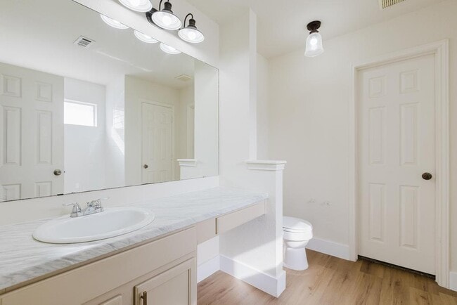 Building Photo - 1229 Vincent Pl