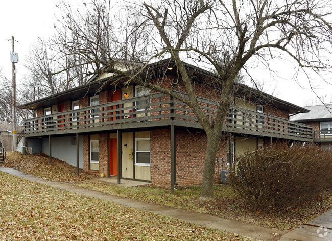 Primary Photo - Pine Tree Apartments