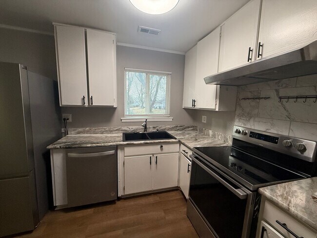 Building Photo - FOR RENT WINSTON SALEM