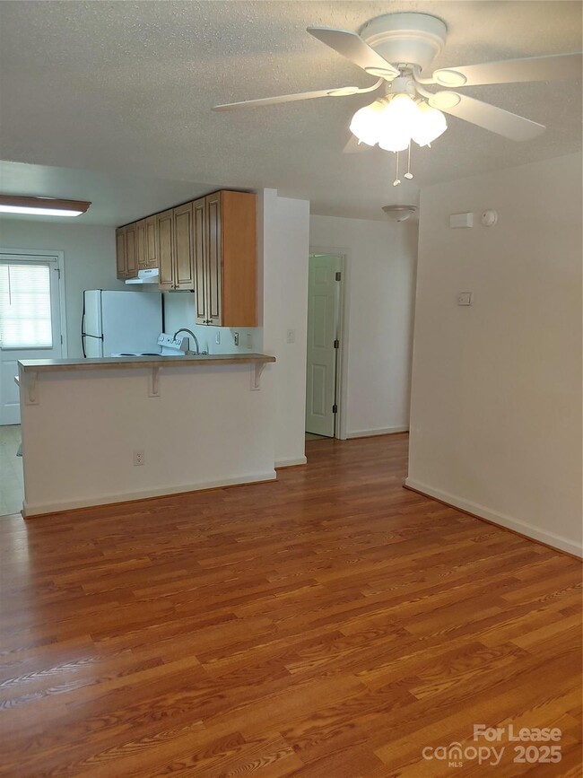 Building Photo - 2316 Woodbridge Dr
