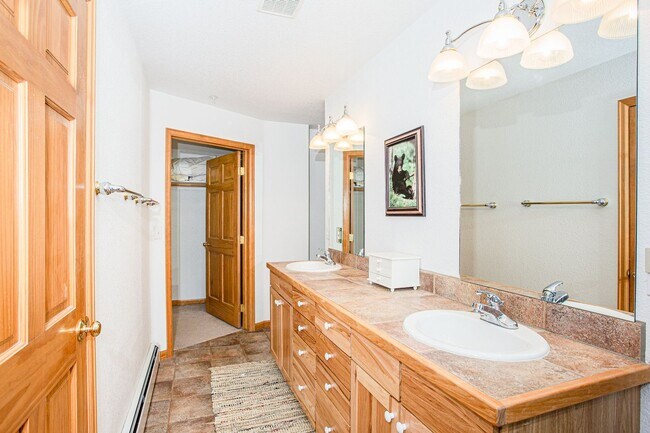 Building Photo - Convenient Location! Lots of Space and Lig...