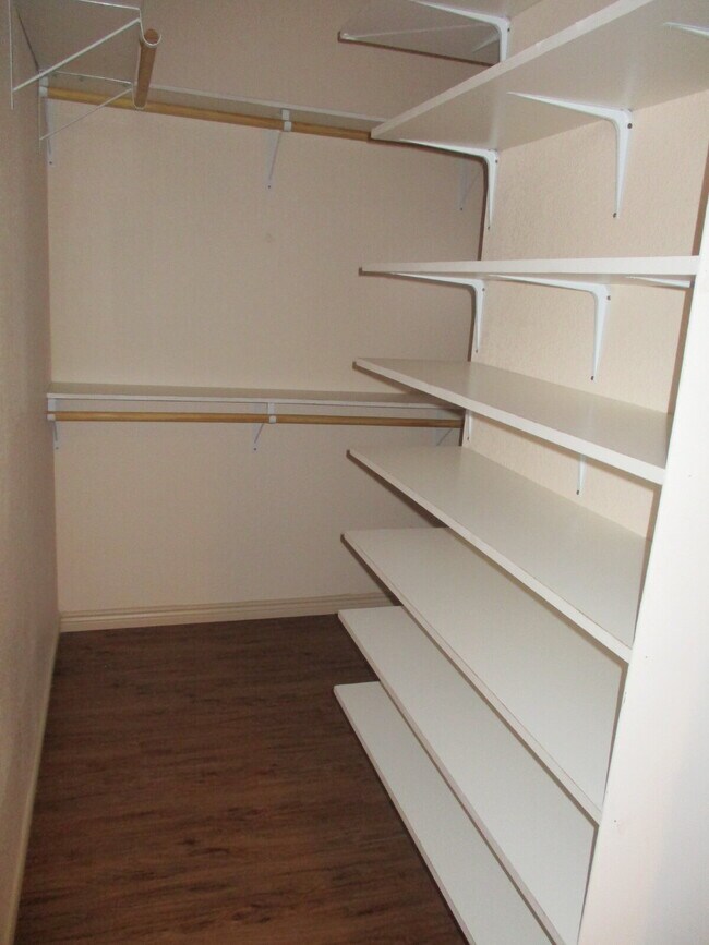 Building Photo - Walkout Basement Apartment - PRICED TO RENT - AVAIL 6/1/26