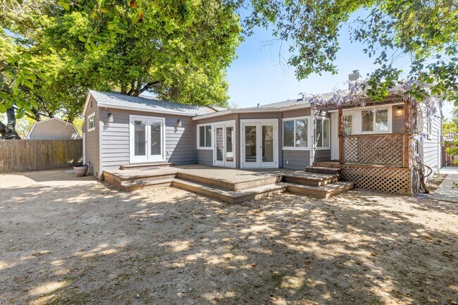 Building Photo - Charming & Spacious Single Family Home