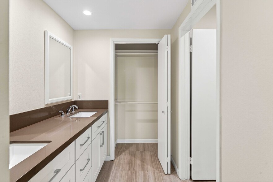 Building Photo - 19539 Shadow Springs Way