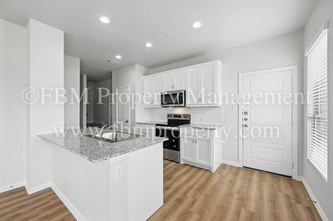 Building Photo - 2121 Luna Dr
