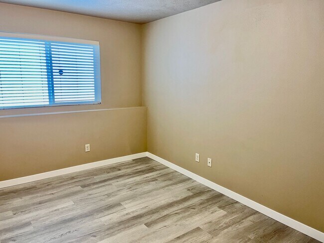 Building Photo - New on the Market!