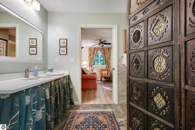 Building Photo - 5521 Silver Sunrise Trail