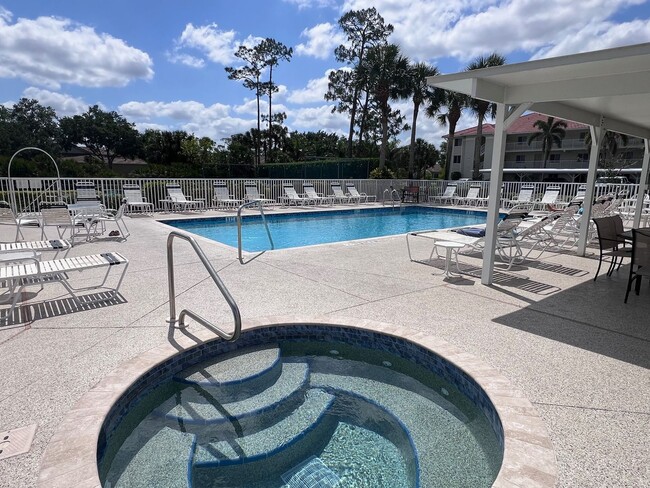 Building Photo - ** 2 BED-2 BATH FIRST FLOOR CONDO AT GLENM...
