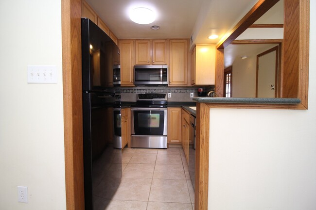 Building Photo - Stylish Condo in Waterfront Bayview Terrace – Updated Interiors, In-Unit Washer/Dryer, Access to ...