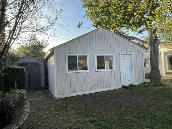 Detached converted garage - 2542 Kelton Ave