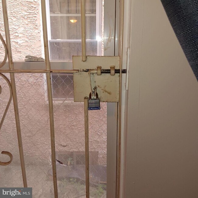 Building Photo - 1732 W Diamond St