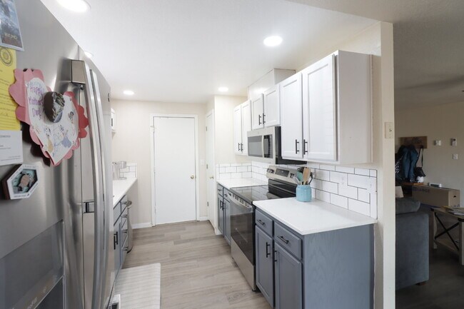 Building Photo - MOVE IN SPECIAL IF YOU SIGN LEASE BY 4/15/2026!!!!!!! Newly Updated 3/2 Home in SW Redmond