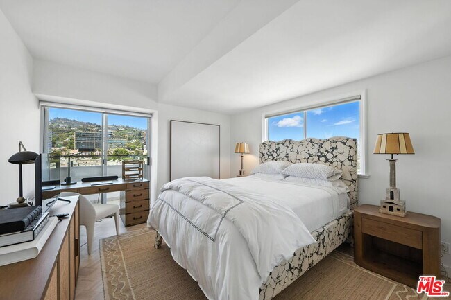 Building Photo - 838 N Doheny Dr