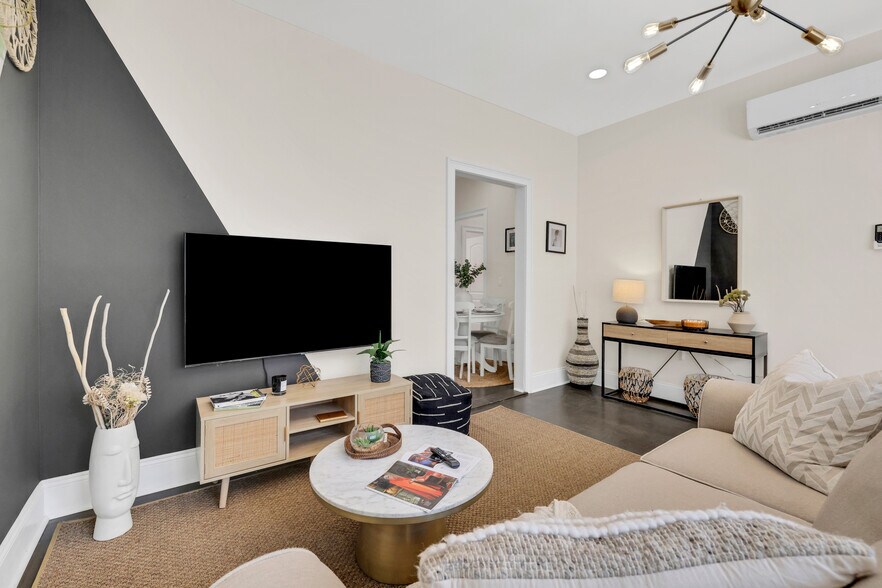 2Z2A3937 - 2738 Riverside Ave