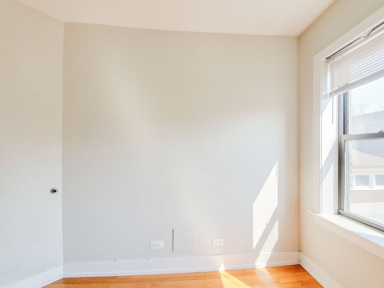 Building Photo - 4549 N Leavitt St