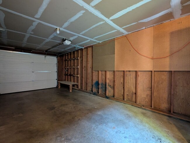 Building Photo - Great 2 bed/1 bath with one car garage! In...